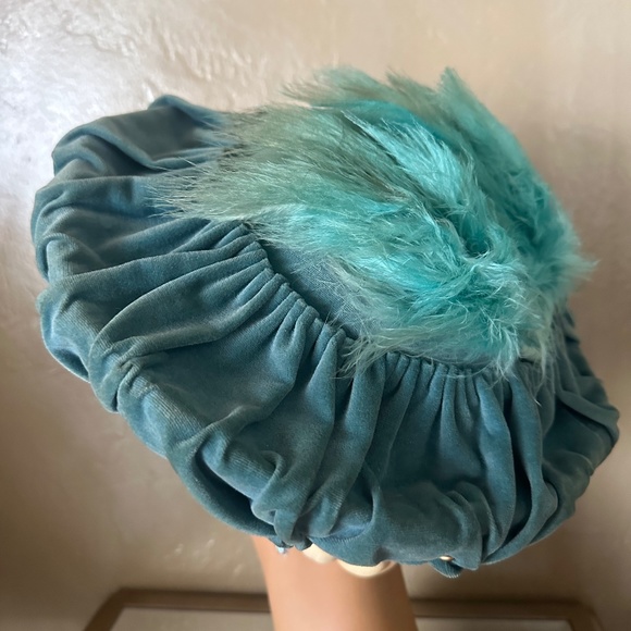 BEATIFUL 1950s\' TURQUOISE RUCHED VELOUR MUSHROOM HAT WITH COORDINATING FEATHERS main image 9